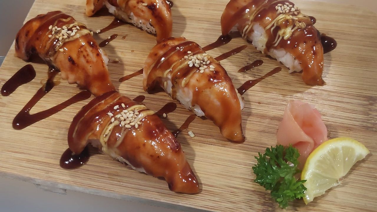 Grilled Salmon Nigiri (5pcs)