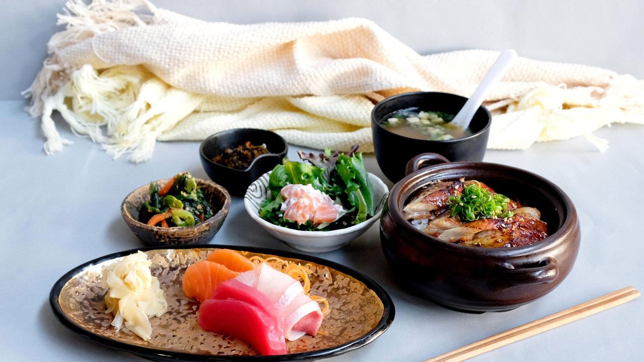 Unagi Bowl and Sashimi Set