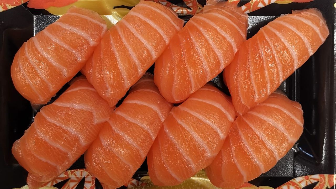 SALMON NIGIRI