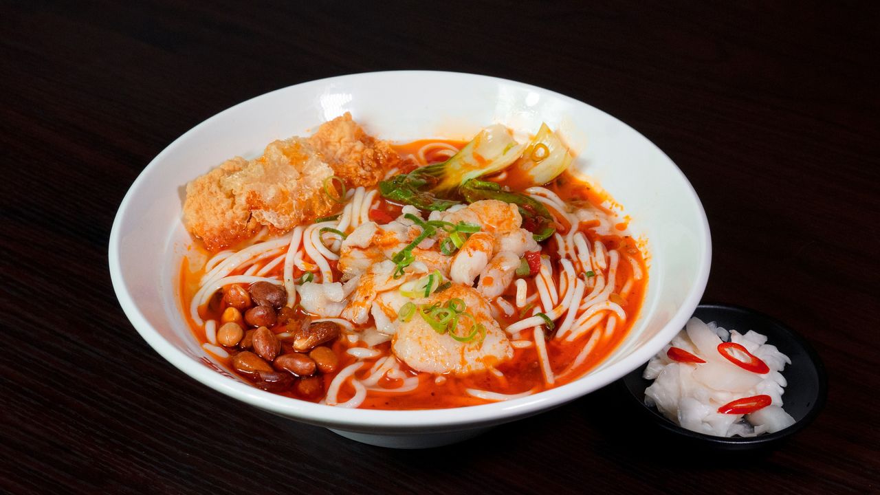 32. Hot & Spicy Fish Fillet Rice Noodle in Soup / 麻辣鱼片湯米粉