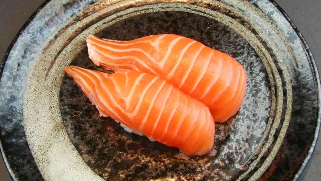 Salmon Nigiri - 4 Pieces