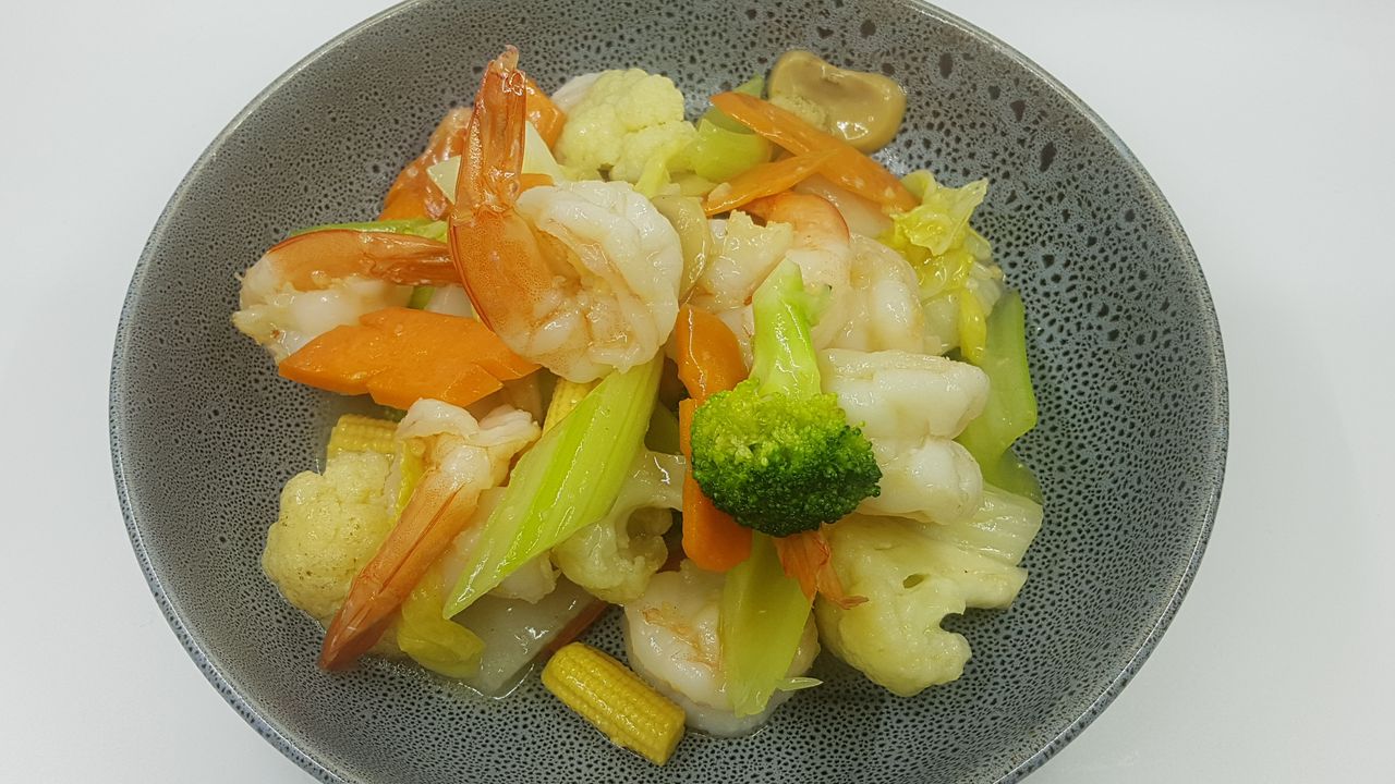 Stir Fried Vegetables and King Prawns with Garlic Sauce