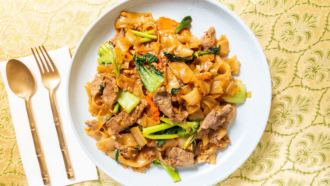 Stir Fried Rice Noodle (Phad See Yew)