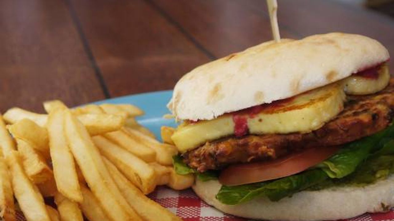 Veggie Burger with chips