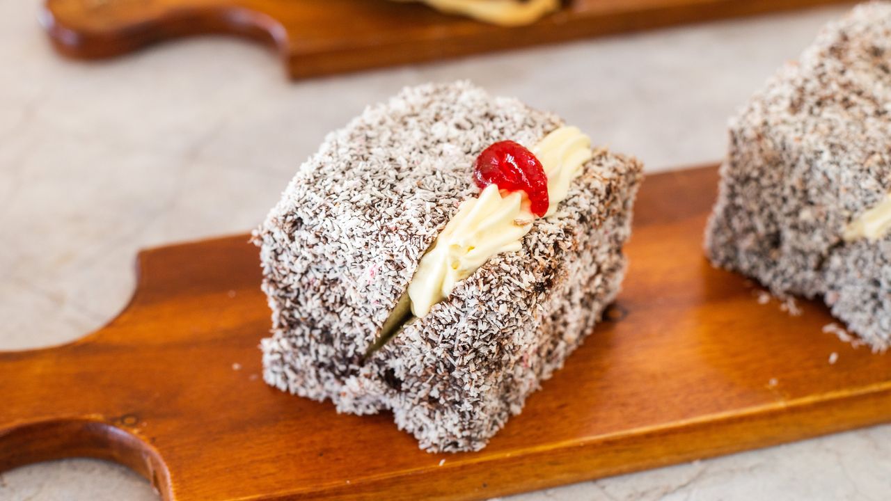 Lamington with Cream