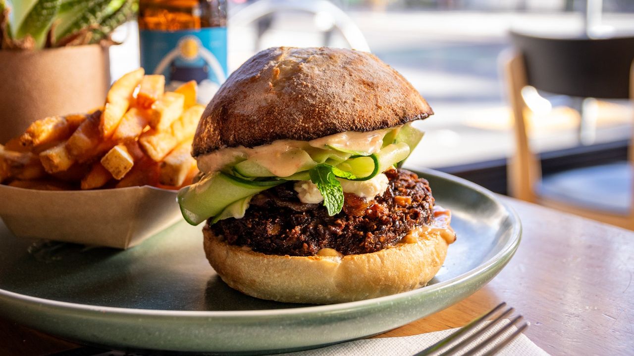 Mediterranean Lentil Burger (V)