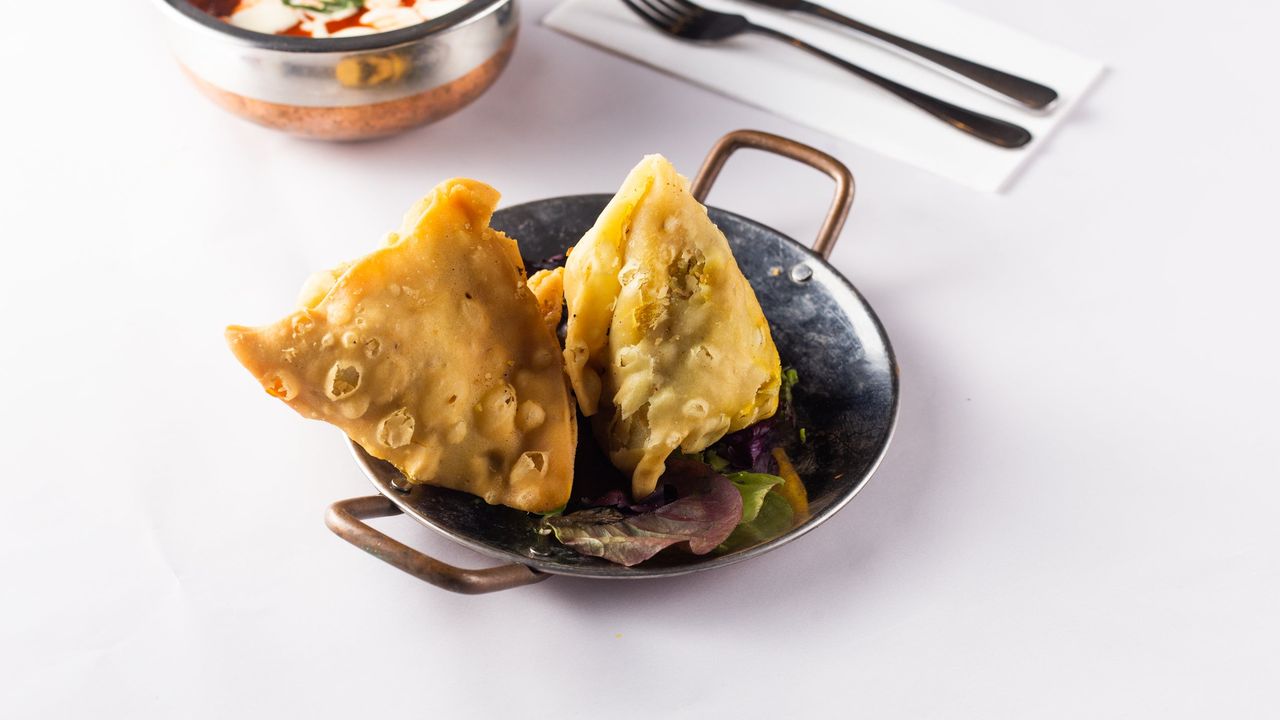 Samosa Chhole (2 Pcs)