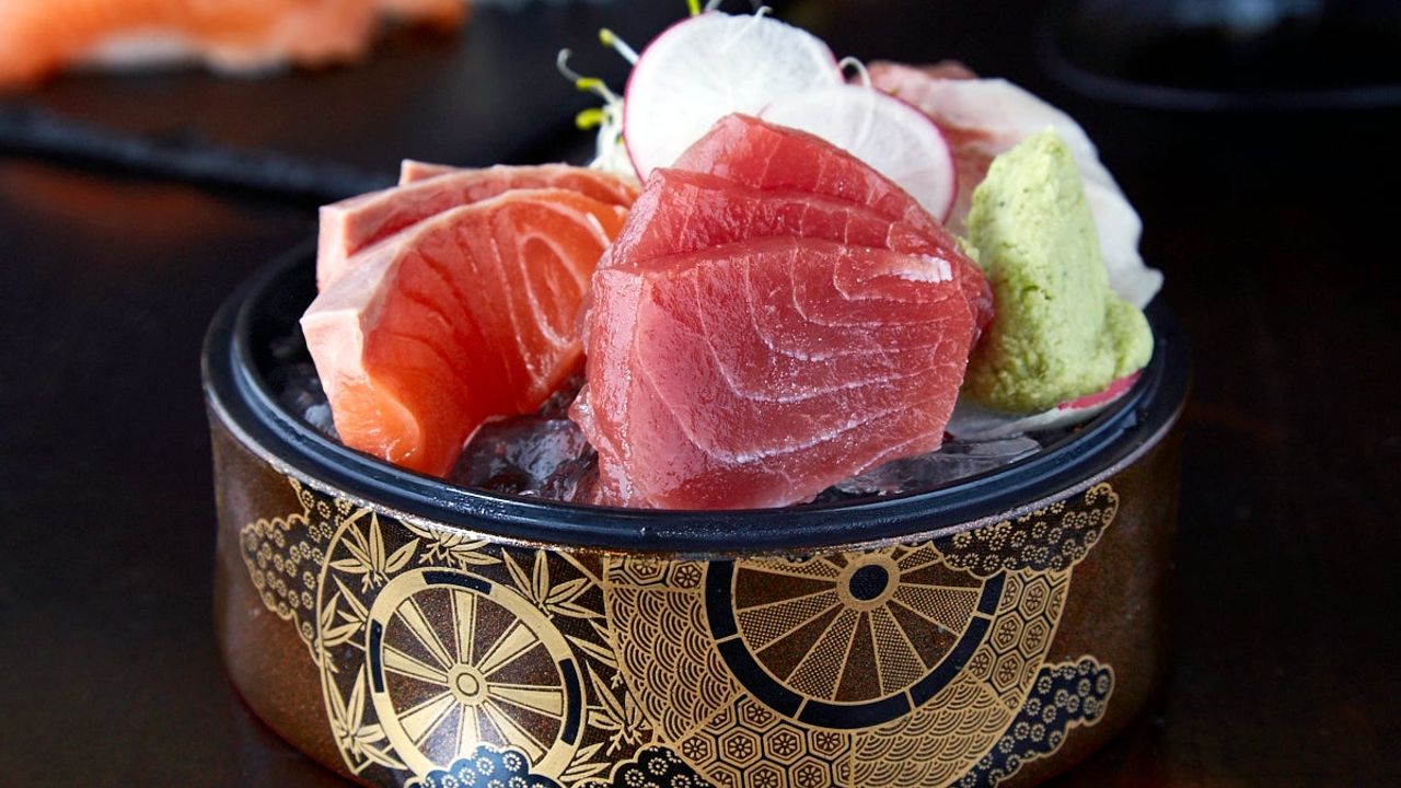 Mix Sashimi (9 Pieces)