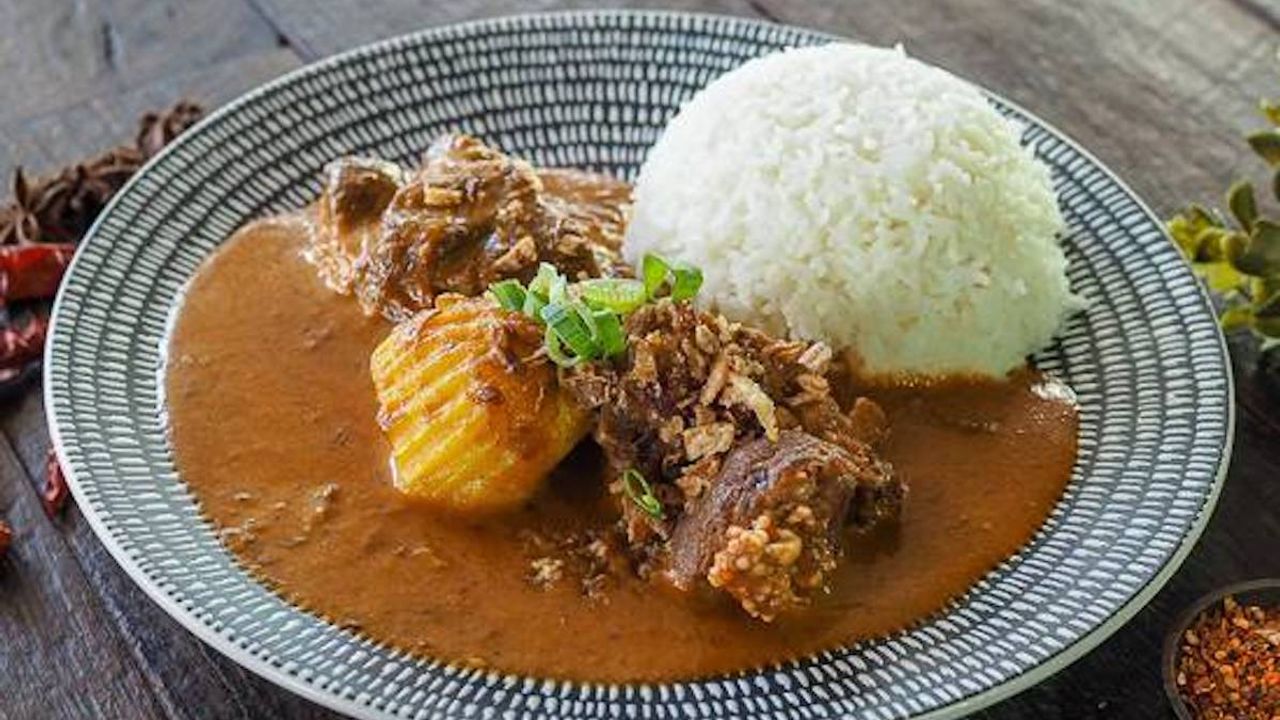 Slow Cooked Beef Massaman Curry with Rice