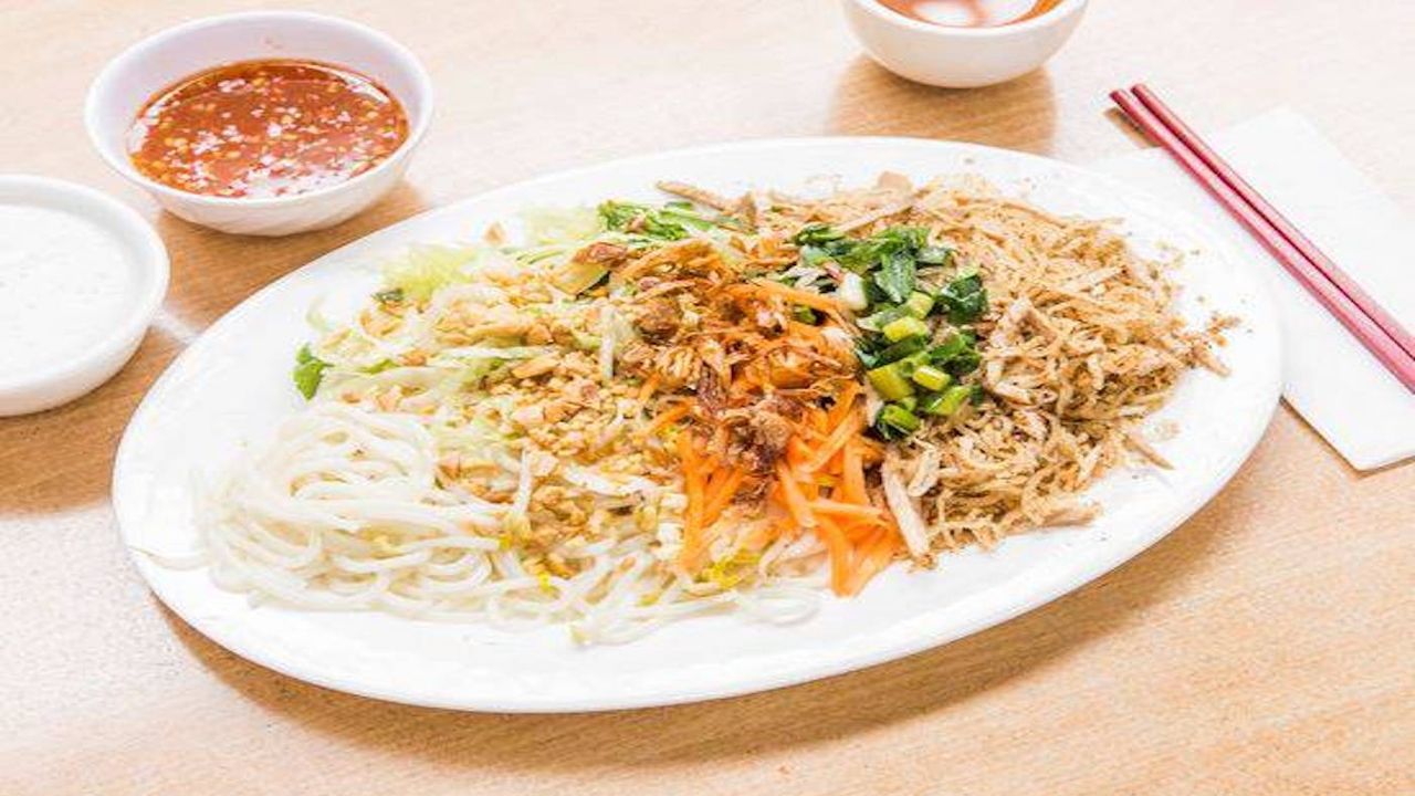 Vietnamese vermicelli with pork and coconut cream