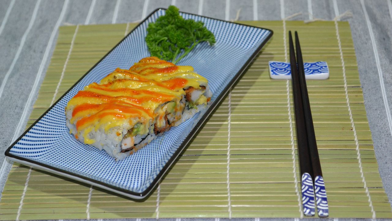 Sizzling Chicken & Avocado Small Roll (6pc)