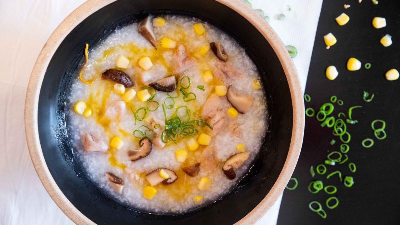 E08. Chicken with Corn & Shiitake Mushroom Congee/香菇玉米鸡肉粥