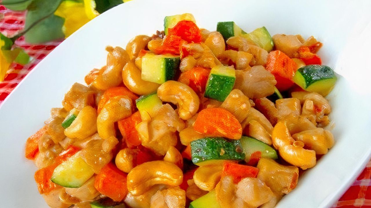 T21. Canton Chicken with Cashew Nuts (GF)