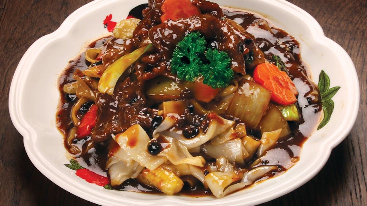 N5 Beef in Black Bean Sauce with Flat Noodles