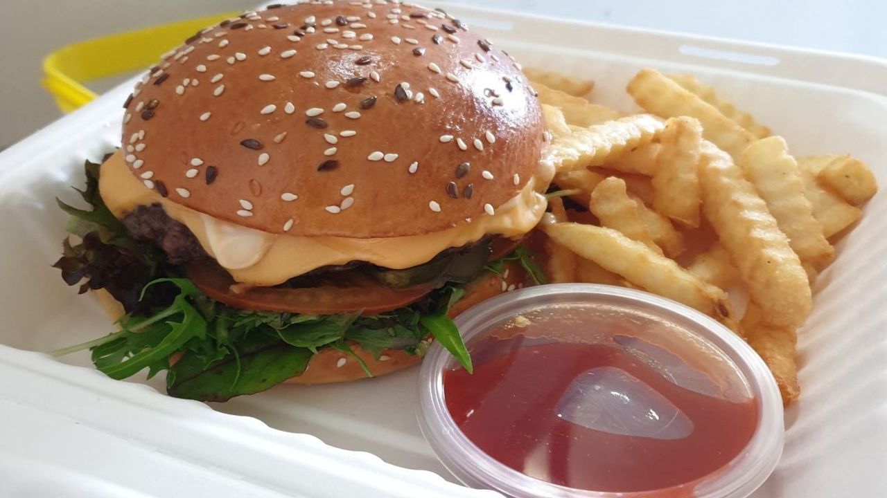 Wagyu Cheese Burger w/ Chips