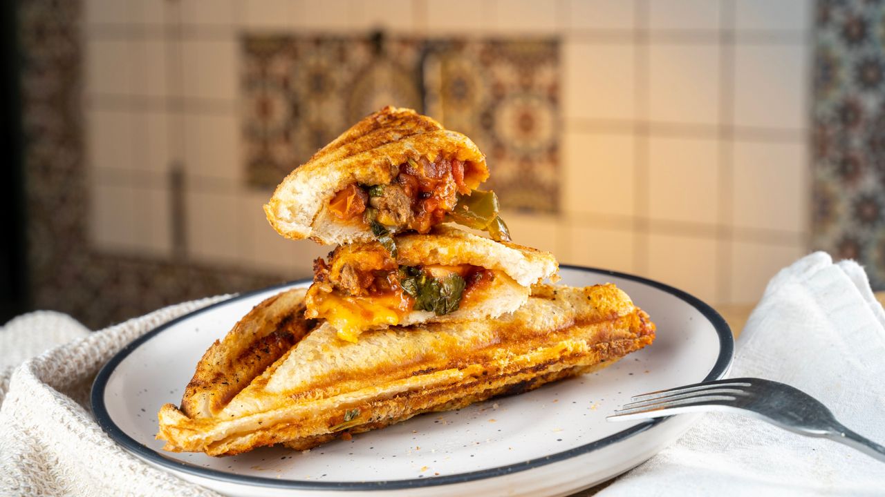 Spicy Pulled Veg Beef, Chipotle Salsa, Jalapenos & Cheese