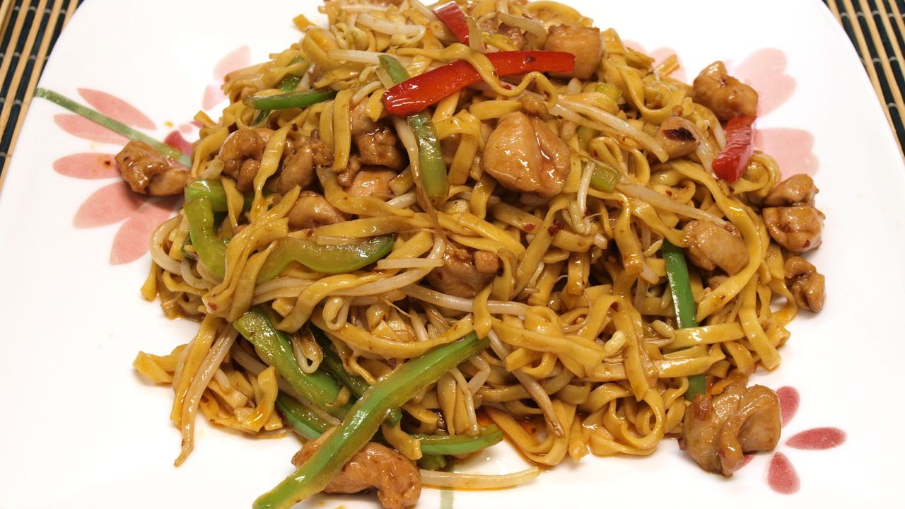 Fried Noodle with Chicken in Sichuan Sauce