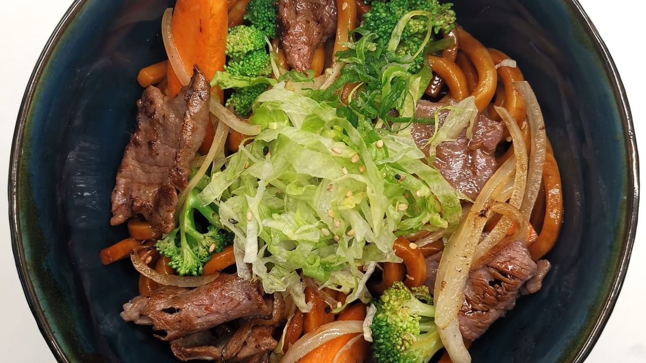 U07. YAKI UDON (CHICKEN OR BEEF)