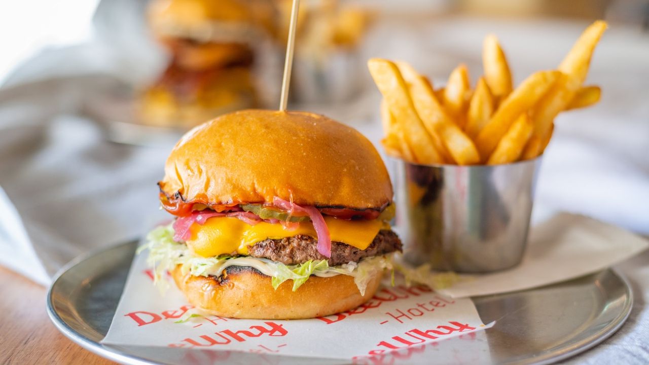 Classic Cheeseburger & Chips