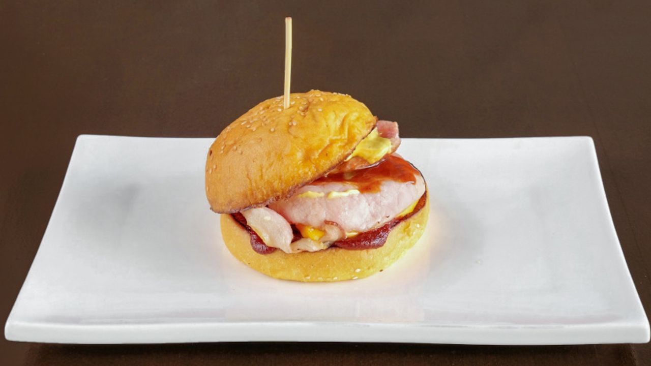 The Smoky BBQ Delux Burger
