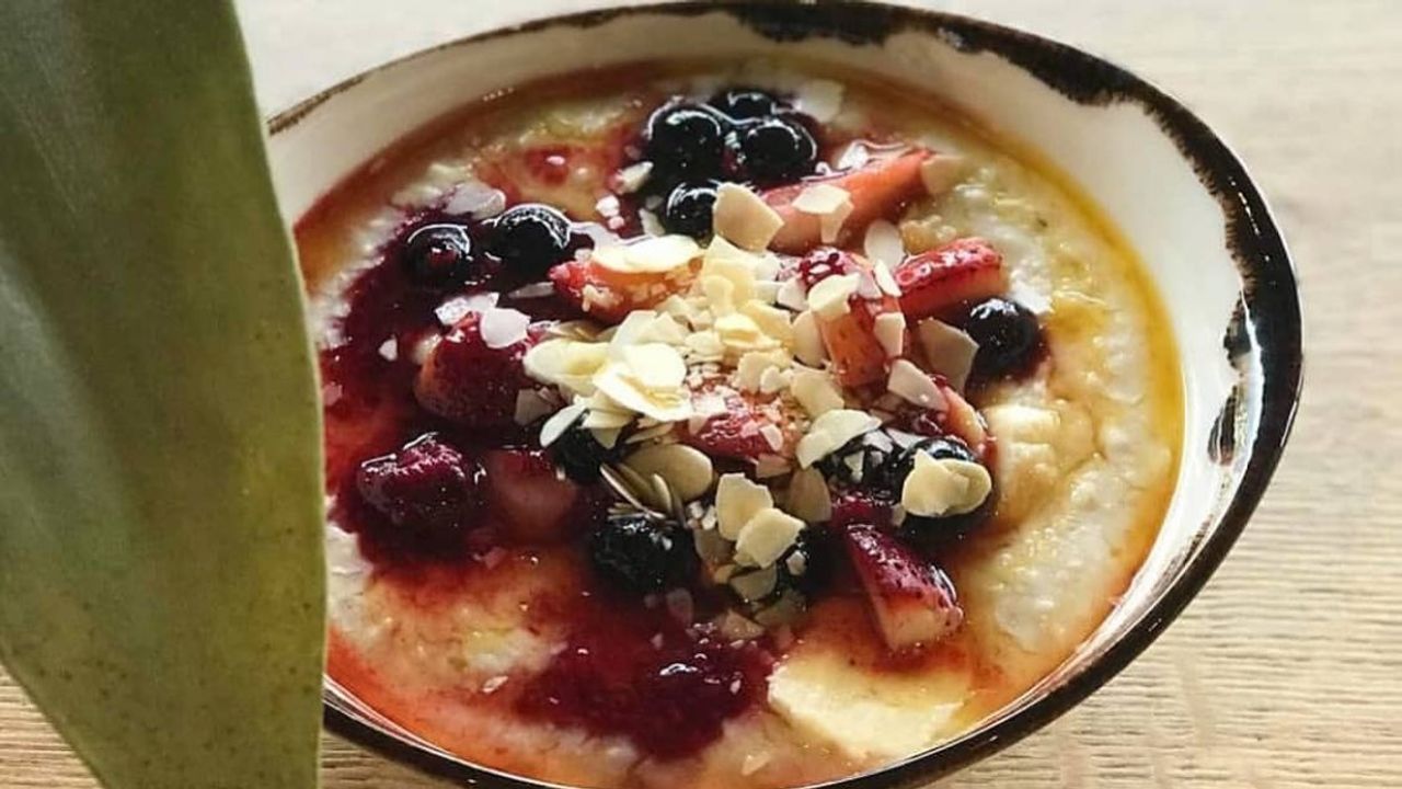 Porridge, Fresh Fruit, Berries, Toasted Almonds & Orange Syrup