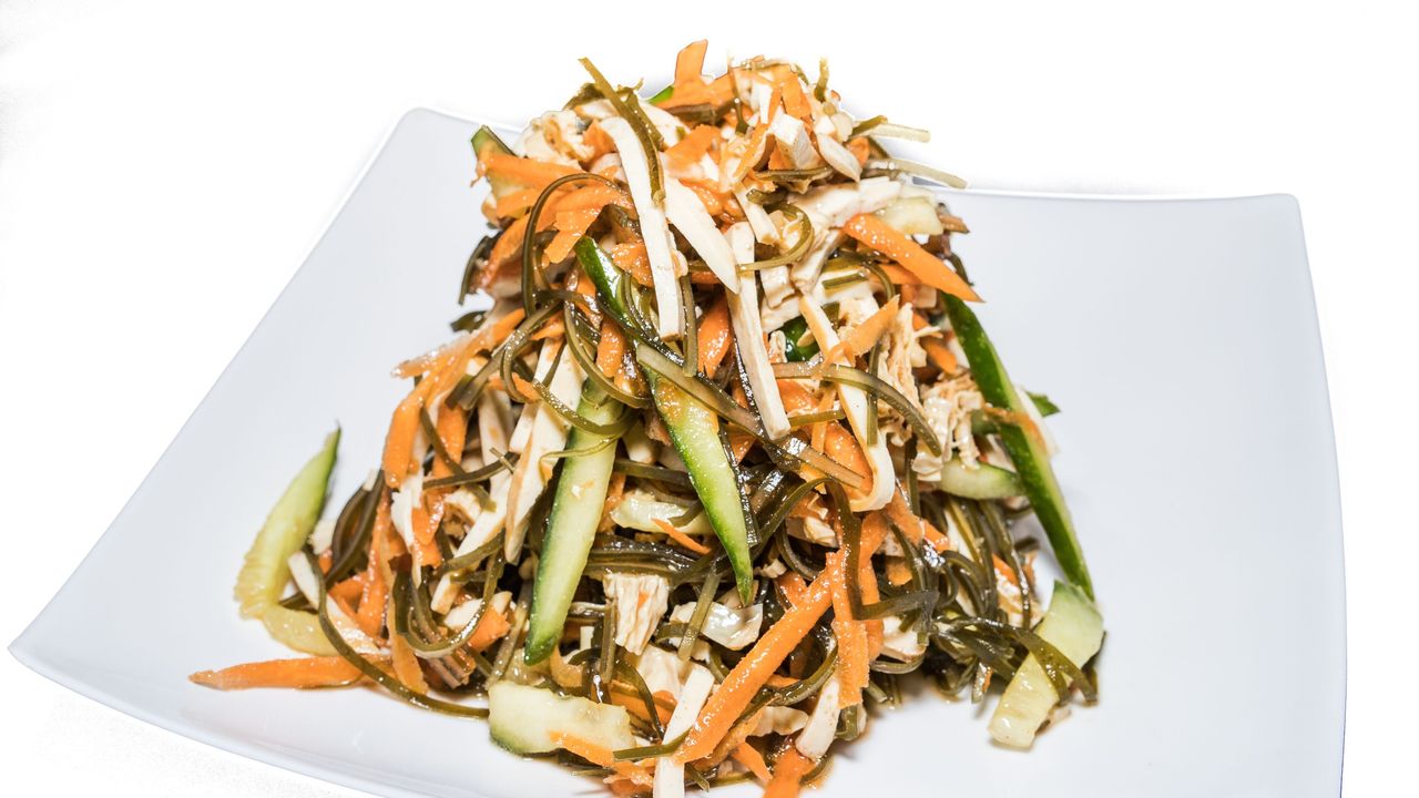 Seasoned Seaweed, Cucumber, Carrot, Tofu and Bean Curd Stick (V) 凉拌五丝