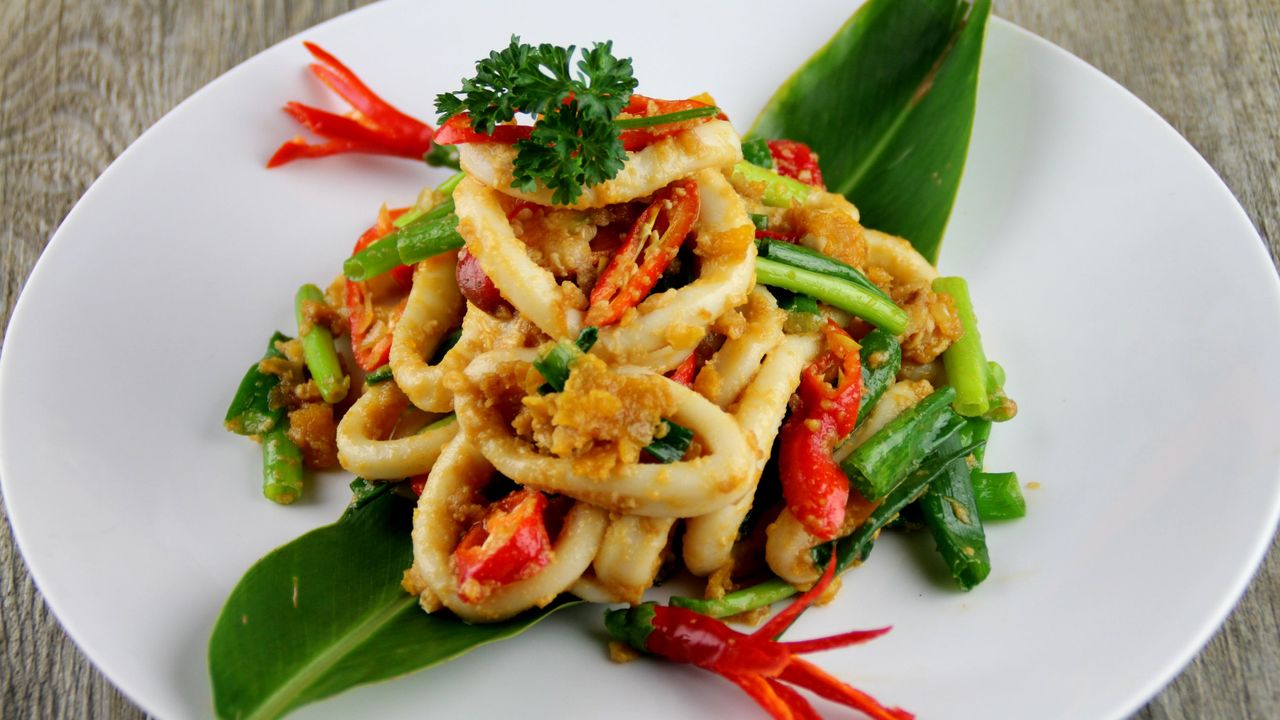 Stir Fried Calamari With Salted Egg Yolk (Medium Hot)