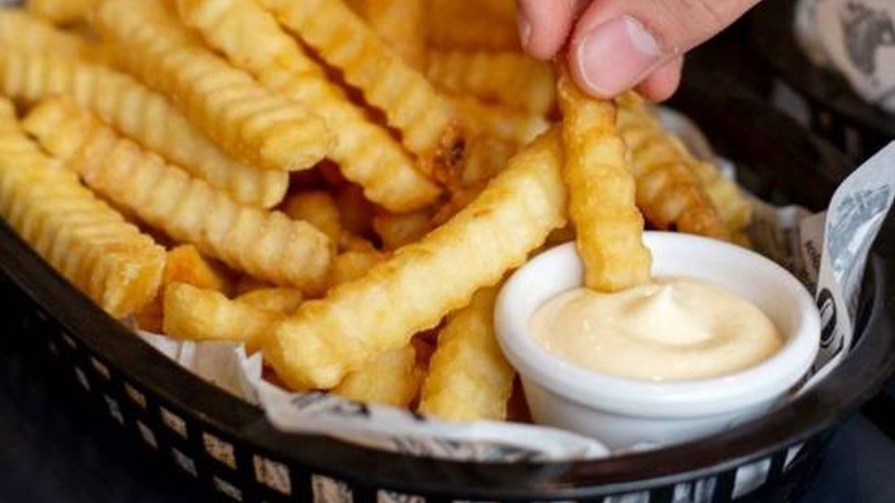 Crinkle Cut Chips & Aioli (V)