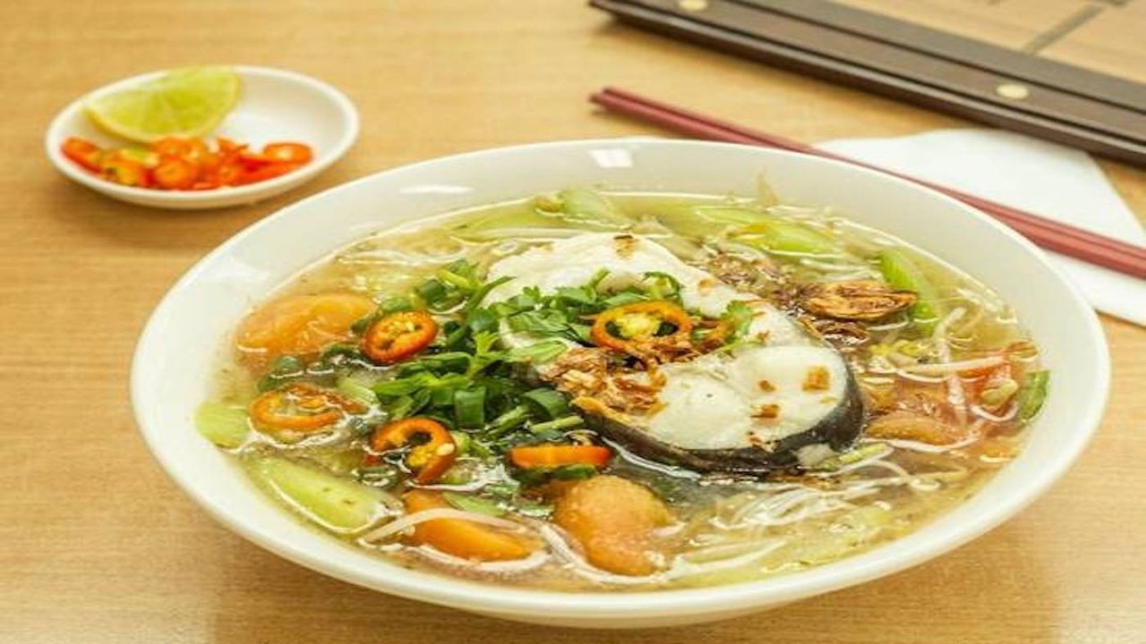 Vermicelli noodles w/ sweet& sour Bassar fish