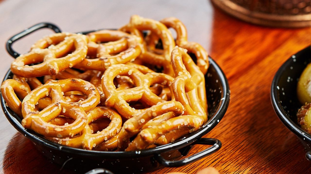 PRETZELS (V)