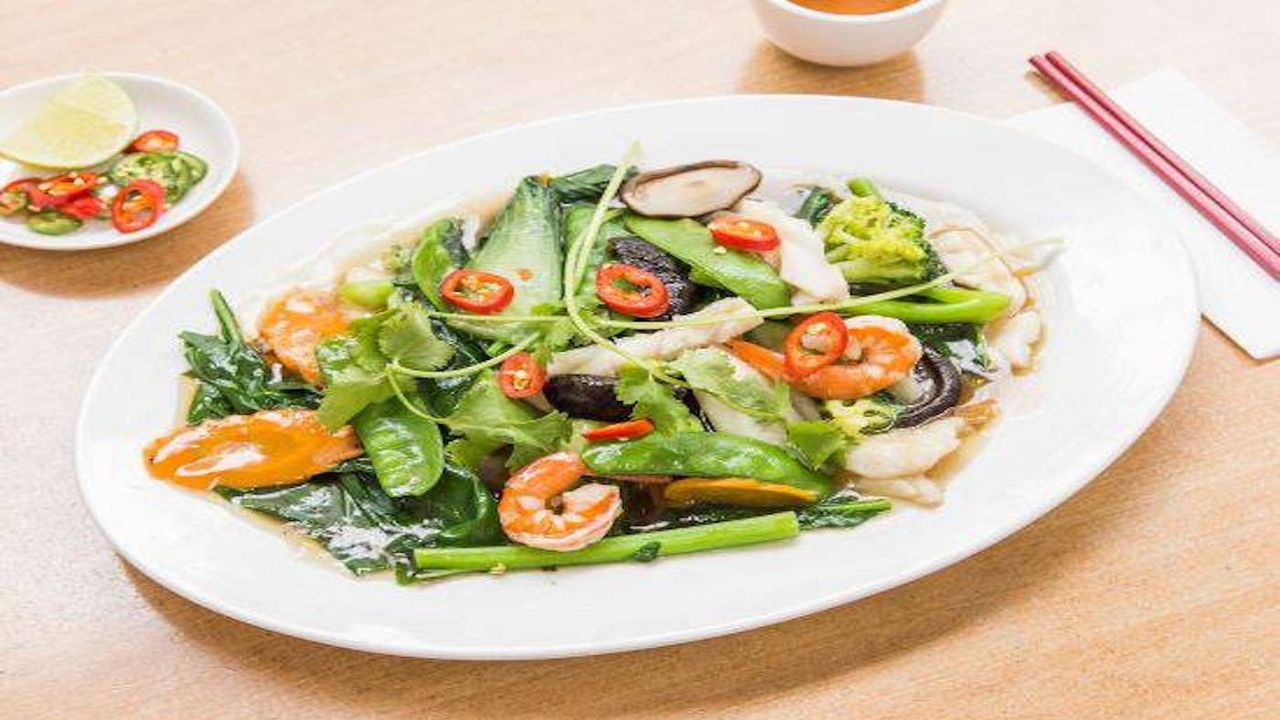 Noodles w/ stir fry seafood