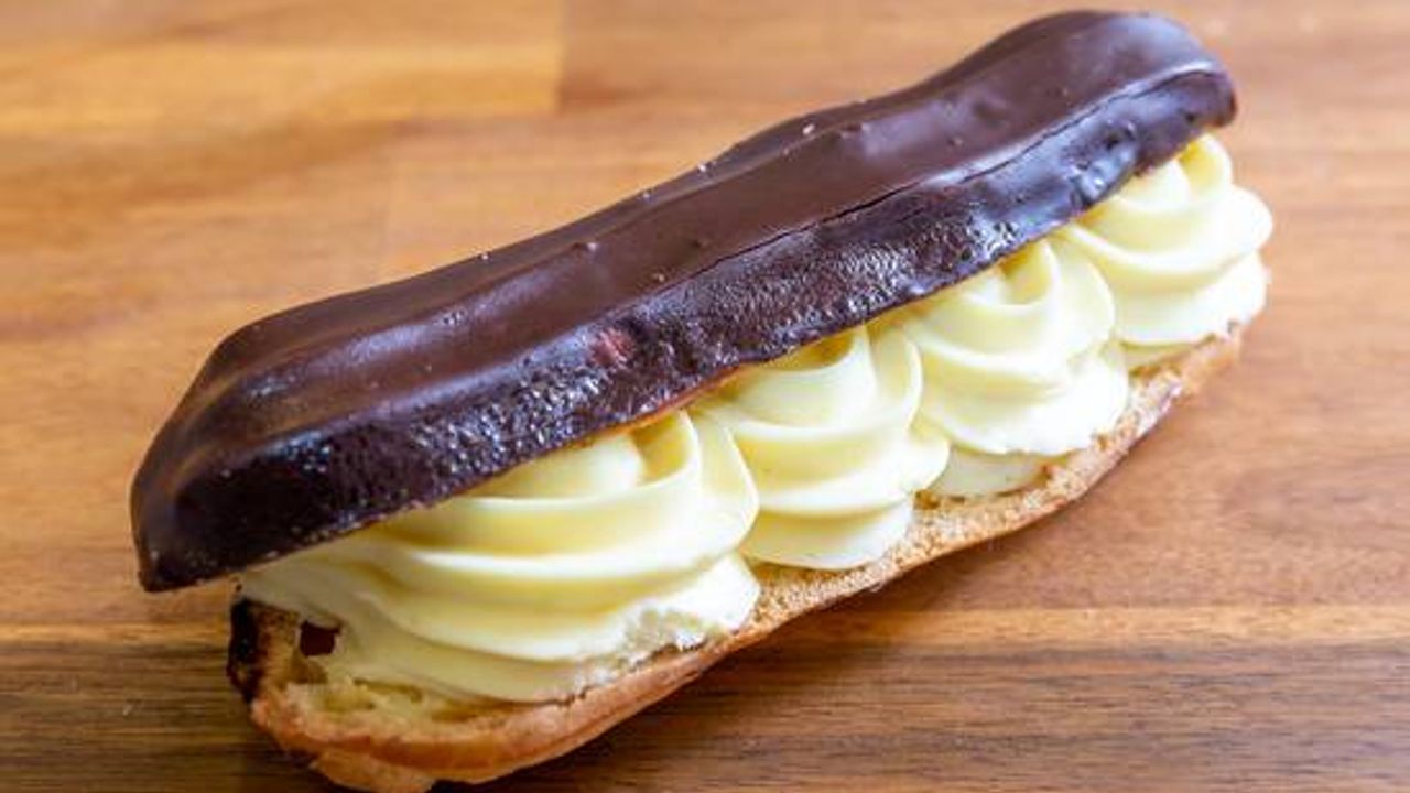 Chocolate Eclair (fresh cream)