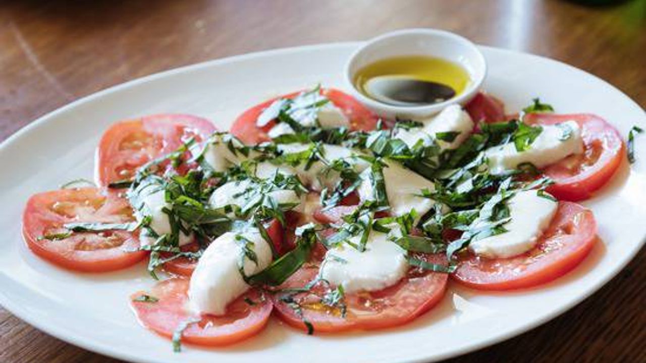 Caprese Bocconcini con Spinaci Salad