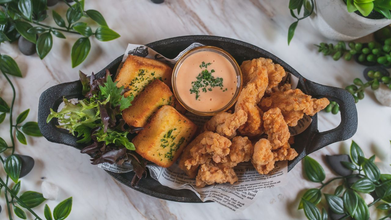 Fried Chicken w Sriracha Mayo Sauce