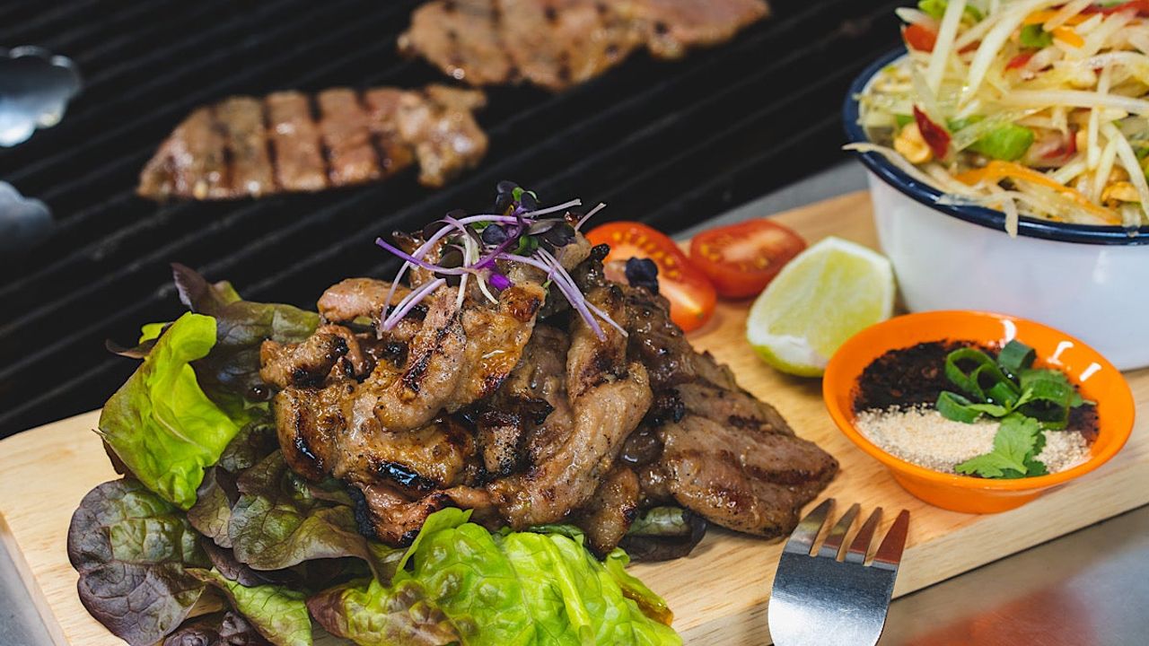 Papaya Salad with BBQ Pork