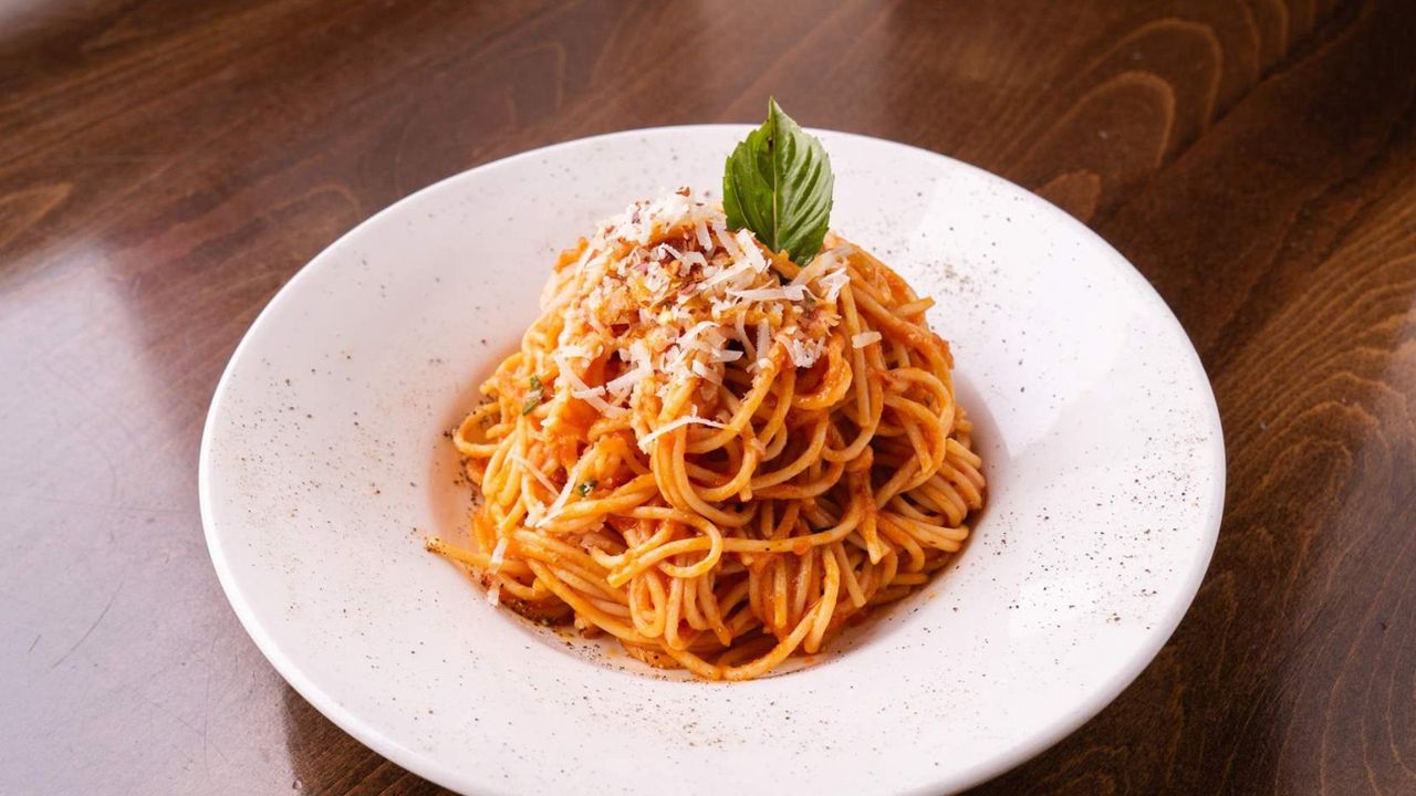 Spaghetti  - Napoli & Basil Sauce (u)