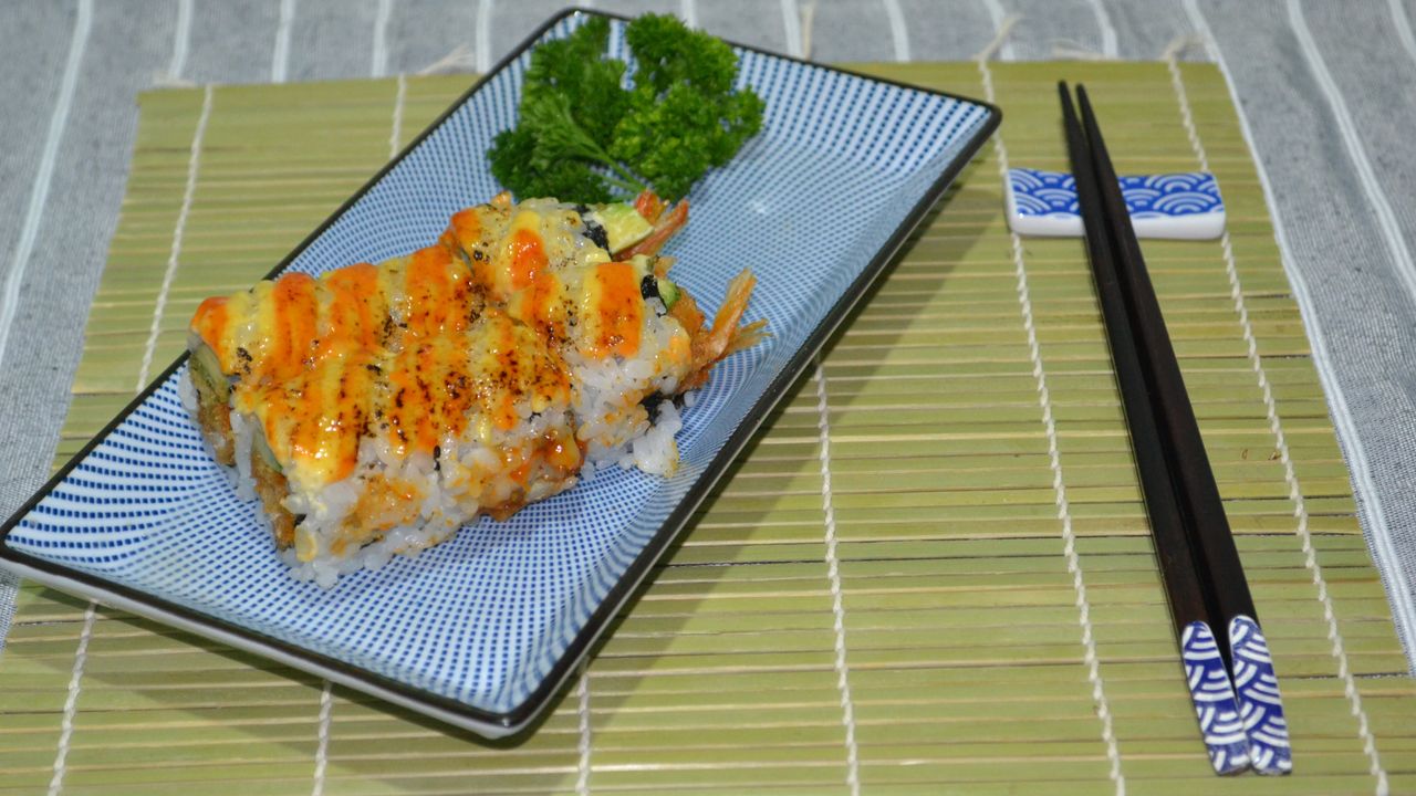 Sizzling Prawn & Avocado Small Roll (6pc)