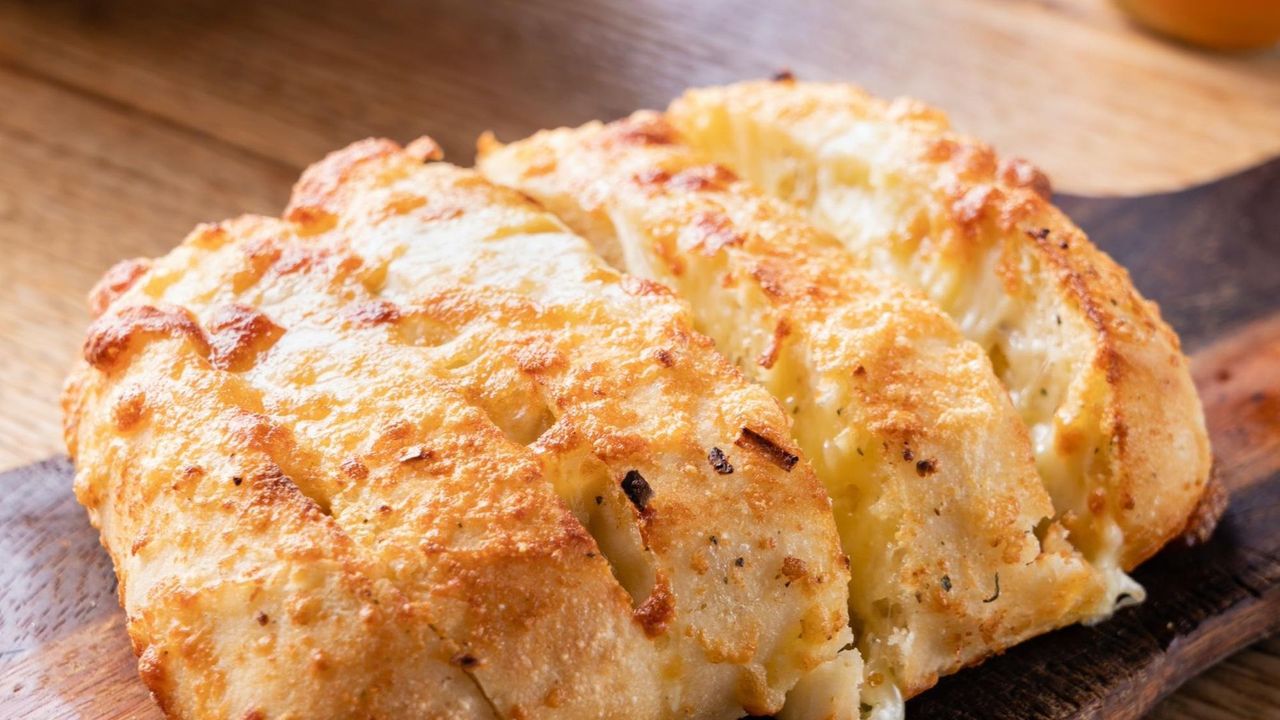 CHEESY GARLIC BREAD