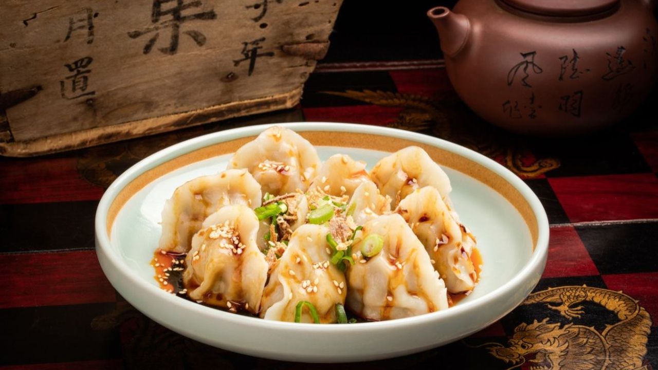Handmade Dumplings with Mild Chilli Oil (12 Pieces)