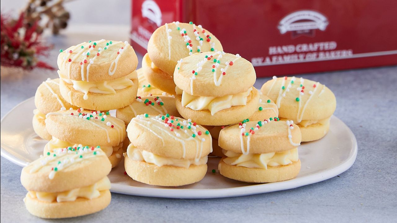 Festive Yo Yo Biscuits in Gift Tin