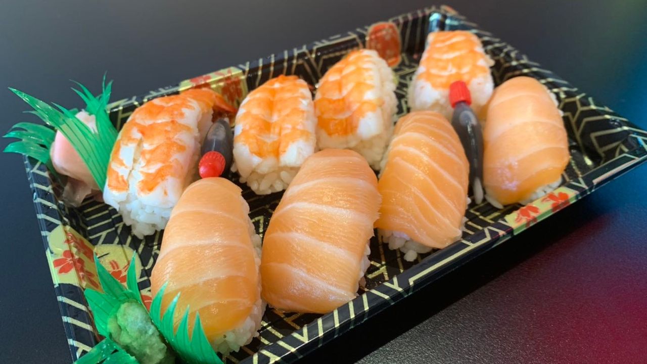 Salmon + Prawn Box- Sushi (8)