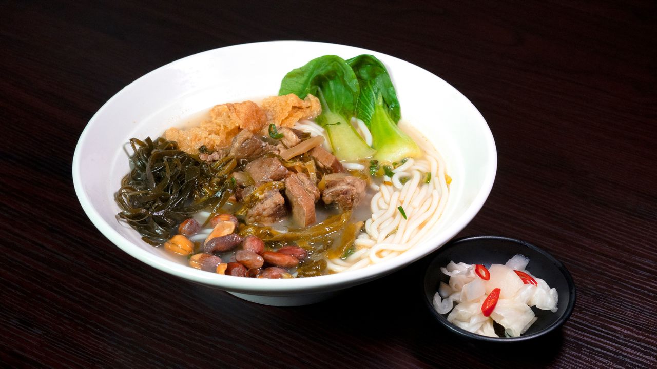 19. Pickled Cabbage Beef Brisket Rice Noodle in Soup / 酸菜牛腩湯米粉