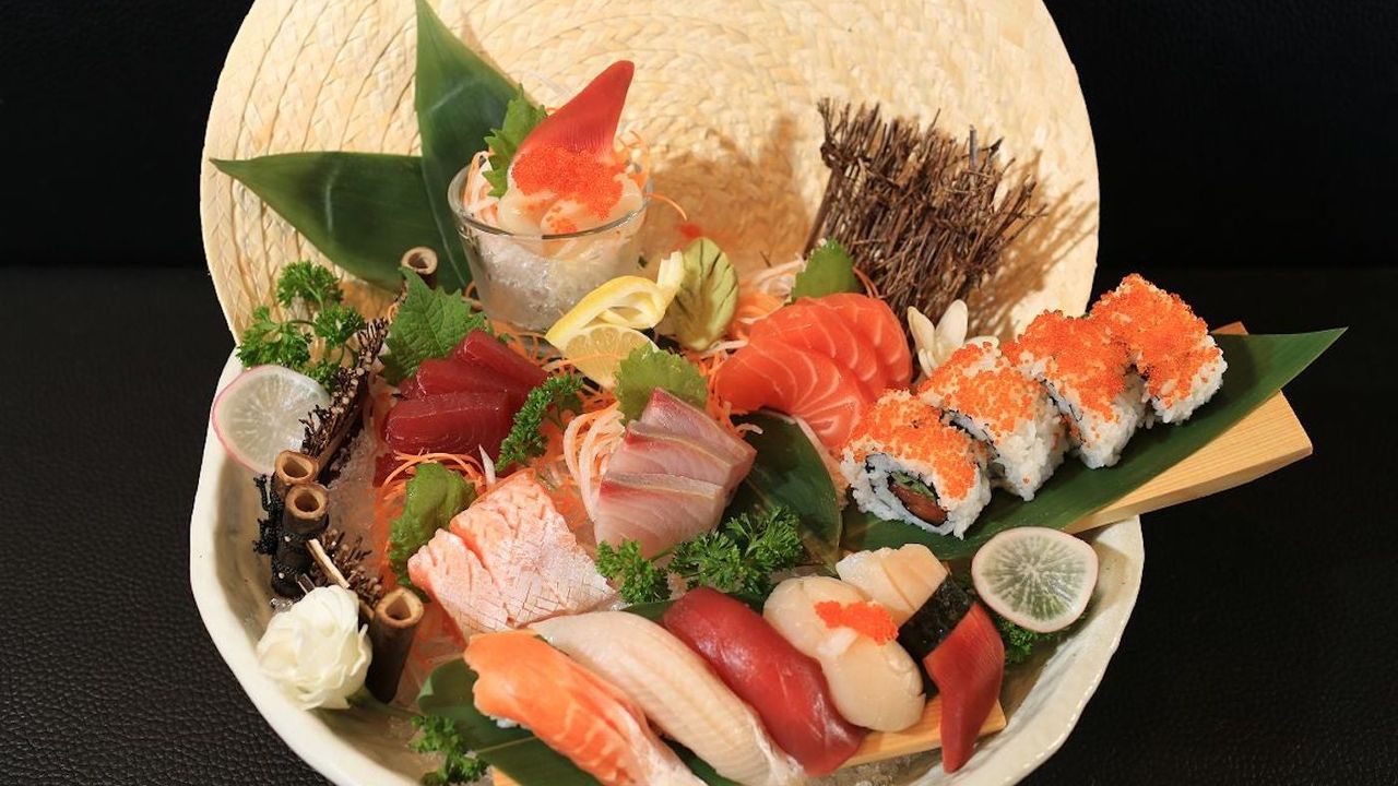 Premium Nigiri Sushi & Sashimi Set