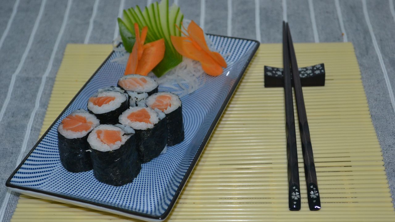 Salmon Mini Roll (6pc)