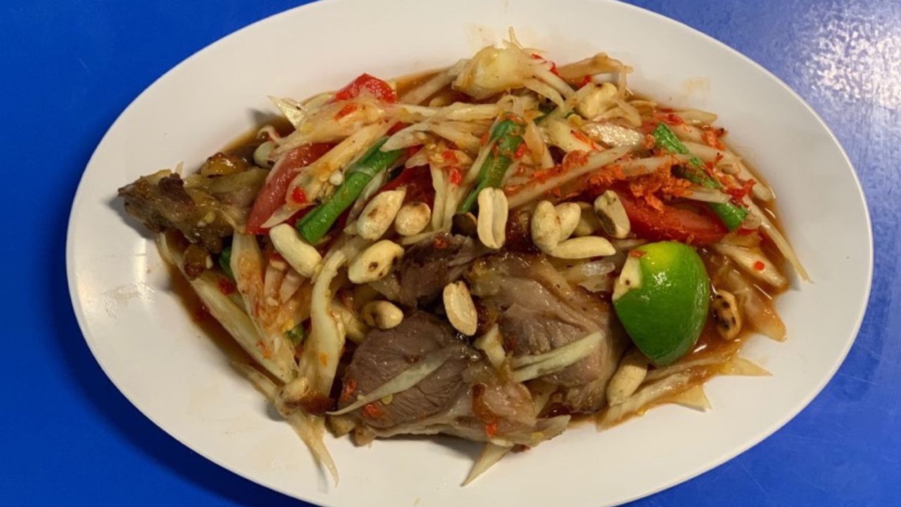 Papaya salad with grilled pork neck ส้มตำคอหมูย่าง