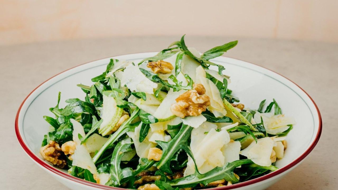 Wild rocket and pear