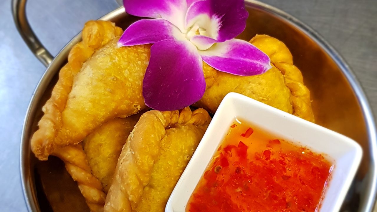 2. Vegetarian Curry Puffs (4pc)