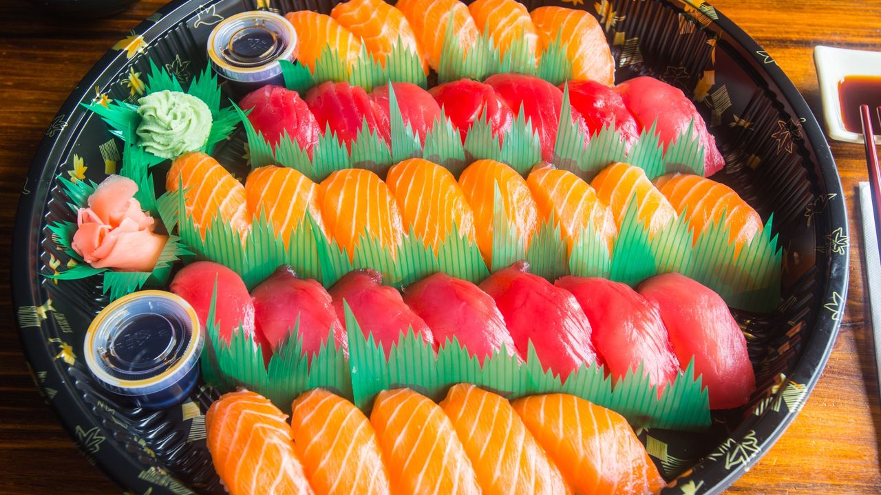 Salmon & Tuna Platter (32 Pieces)