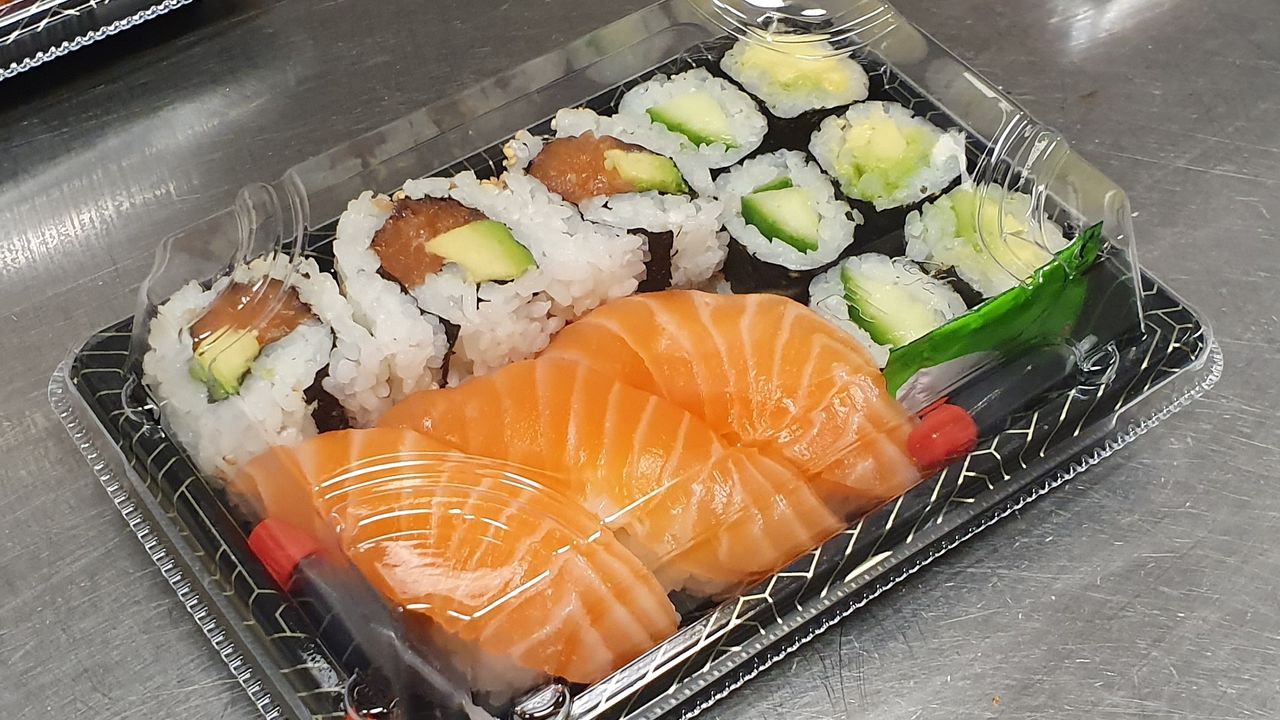 Salmon sushi set
