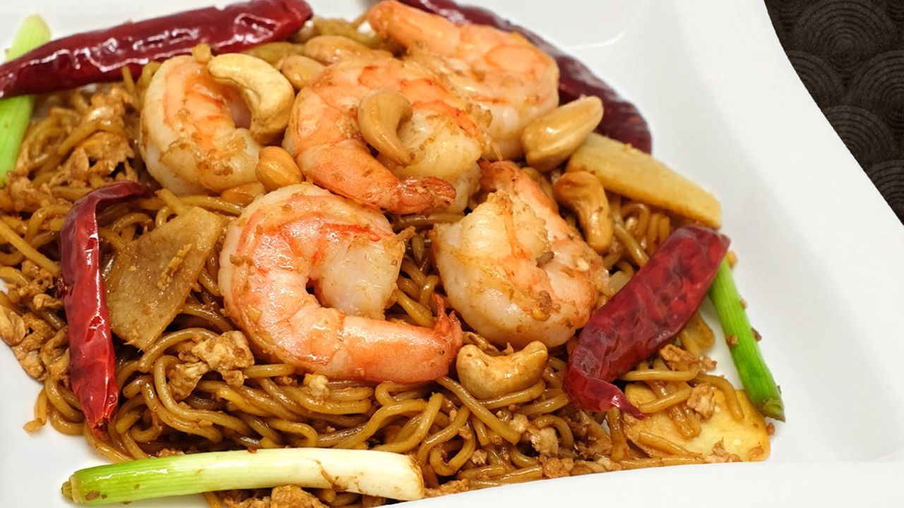 Kung Pao Chicken Noodle with Egg & Cashew Nuts